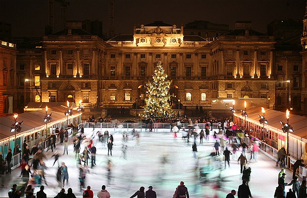 La pista di pattinaggio su ghiaccio a Somerset House.
