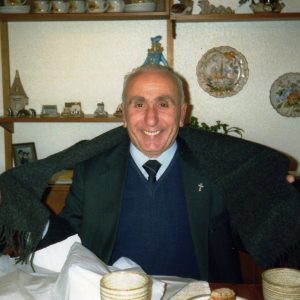 Don Dino Berti in visita in Gran Bretagna, 1988 (foto: Maggie Anderson).